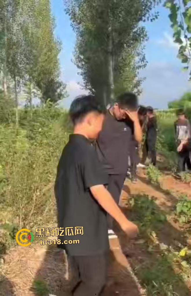 河北邢台精神小伙们因男生考试不给抄答案直接拉到树林旁暴揍,一旁拍照女生还说好帅啊!-6