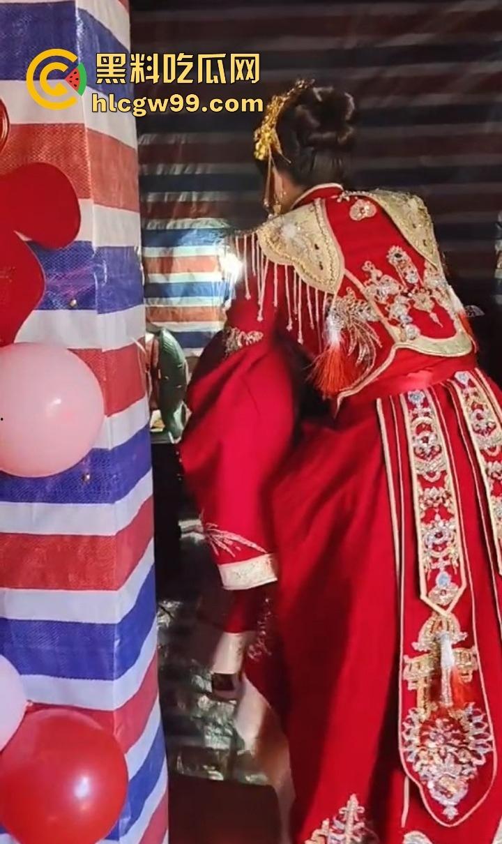 婚房穷成这样还愿意嫁？编织袋糊墙和光秃秃一张床，新娘表情仿佛欠了八百万，这是真爱还是被绑架？-4