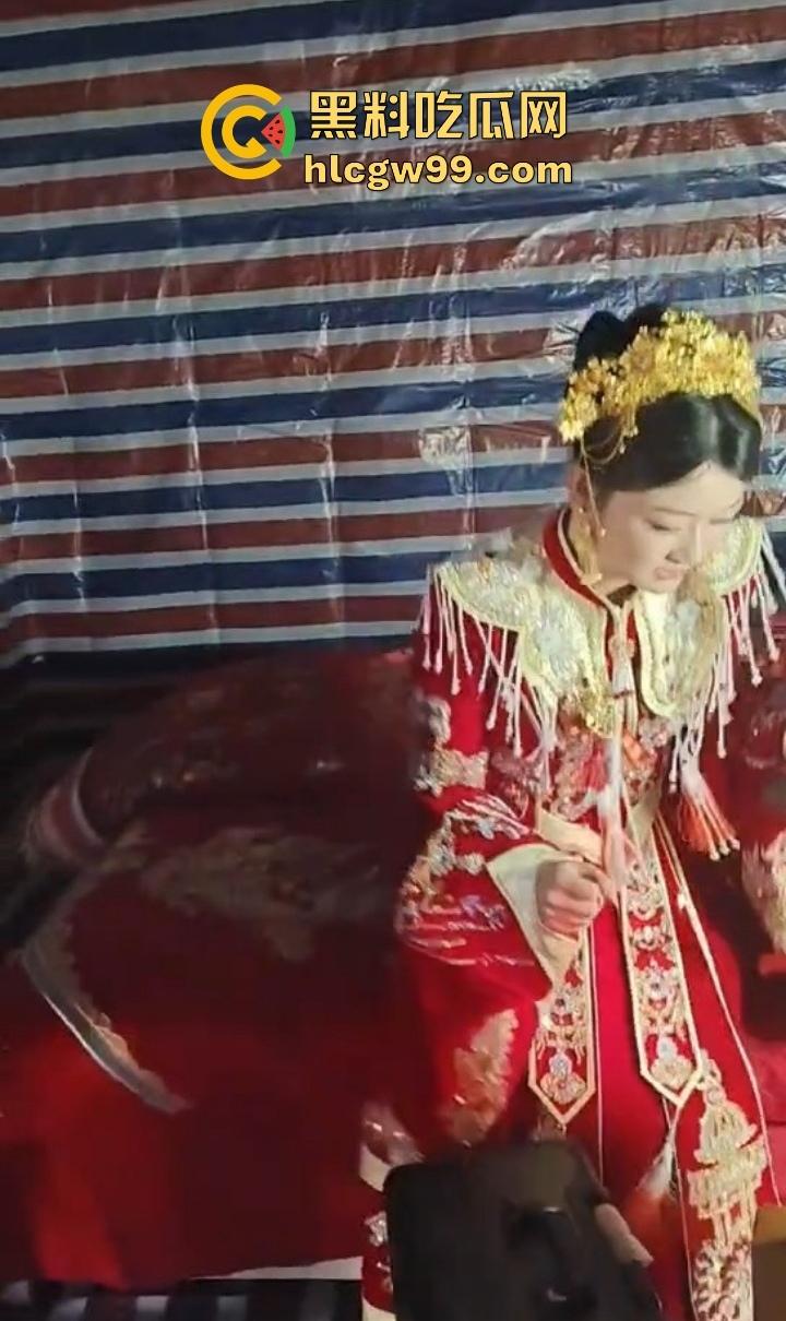 婚房穷成这样还愿意嫁？编织袋糊墙和光秃秃一张床，新娘表情仿佛欠了八百万，这是真爱还是被绑架？-8