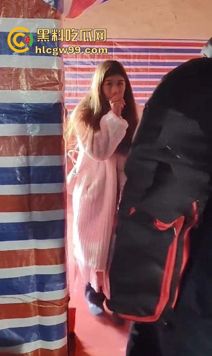 婚房穷成这样还愿意嫁？编织袋糊墙和光秃秃一张床，新娘表情仿佛欠了八百万，这是真爱还是被绑架？-10