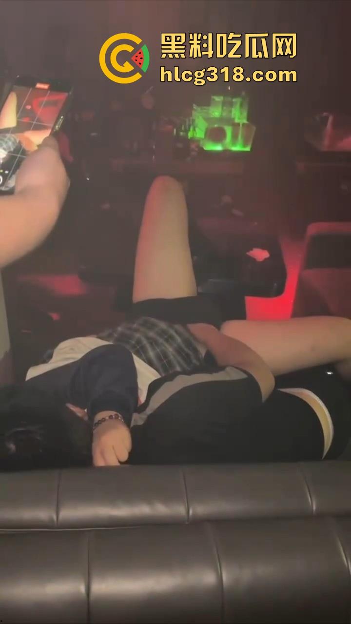 越夜越精彩，酒吧刚认识的JK嫩妹，两杯酒下肚直接开抠，身体扭来扭去一脸享受！-4