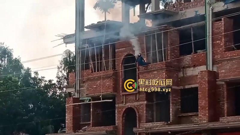 孟加拉男子盖房误触高压线 人当场烤熟 外焦里嫩的看得人头皮发麻-8