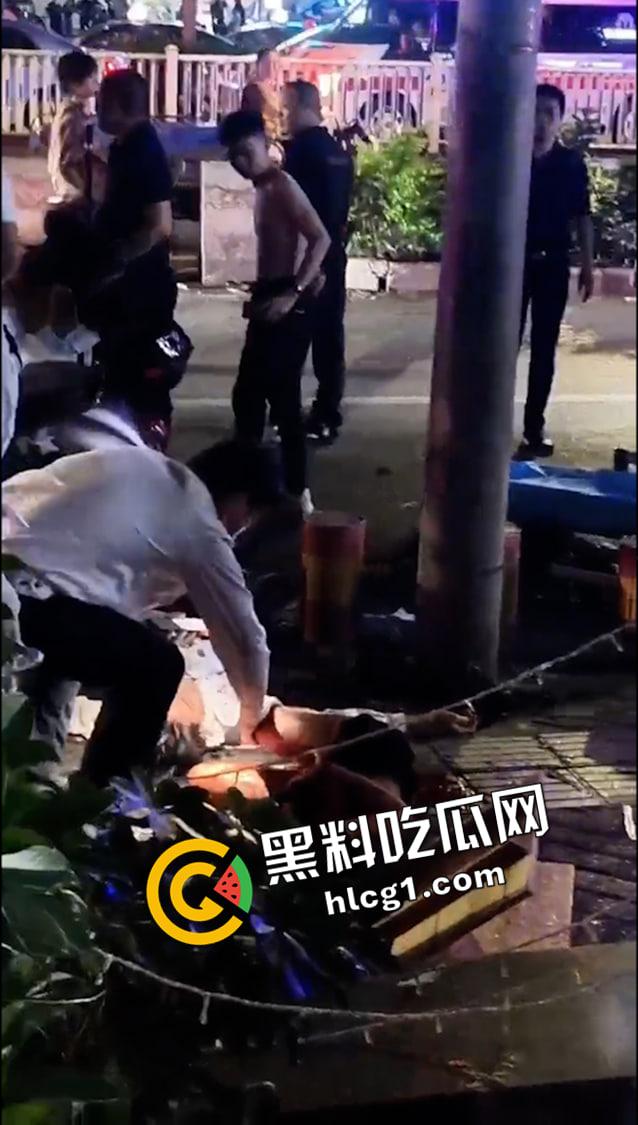 南宁街头小吃摊砍人现场 情侣和路人起矛盾被拿刀捅死 现场视频流出 估计救不回来了-6