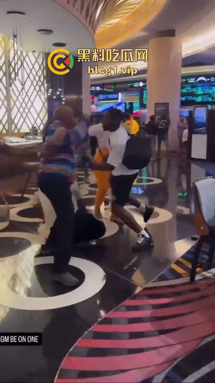 拉斯维加斯瓦坎达「马东锡」化身一拳超人，1打2轻松KO对手，黑人侠暴击看呆吃瓜群众！-9