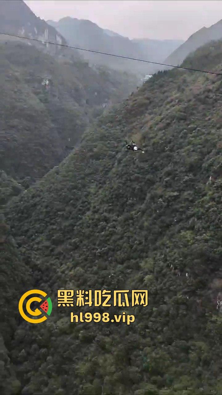 尼珠河大峡谷惊现艺高人胆大！索道上玩降落伞，伞打不开？那就是直接吃席！-6