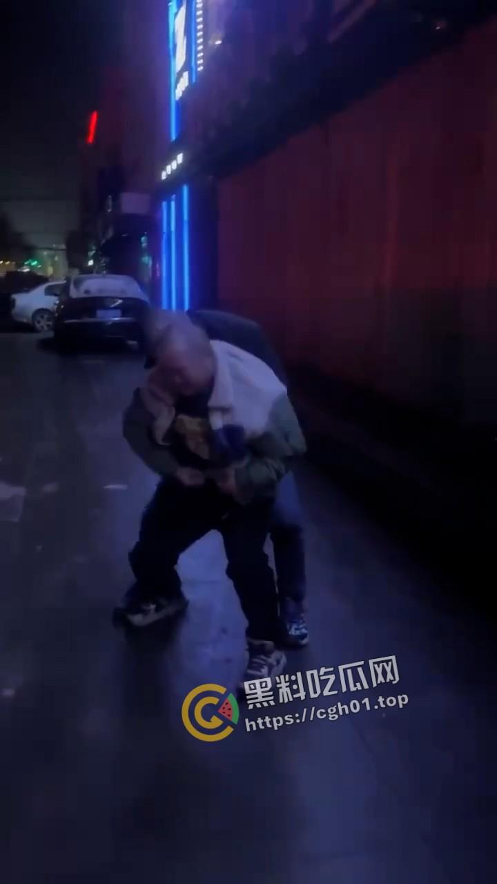 肉麻滚烫！男同表白现场 当街热吻 毫不羞耻的一对胖熊  这个世界已经没有在乎的人了吗-4