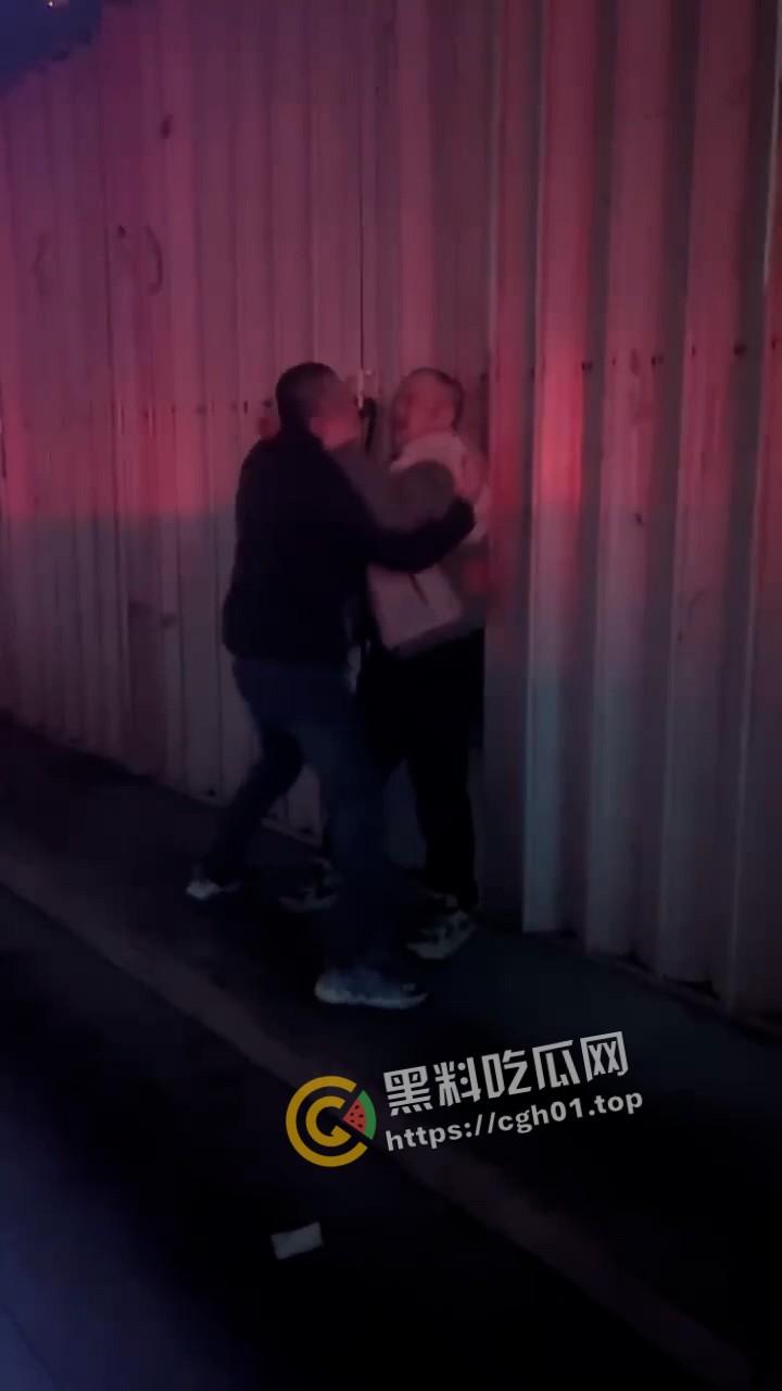 肉麻滚烫！男同表白现场 当街热吻 毫不羞耻的一对胖熊  这个世界已经没有在乎的人了吗-7