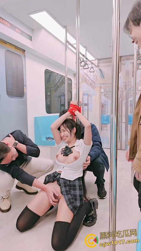 极品福利姬【慕慕Momo】，jk制服白虎嫩穴，在电车被捆绑SM调教，扯着扶手被抱起来肏，高潮爽到瘫痪倒地 ！-3