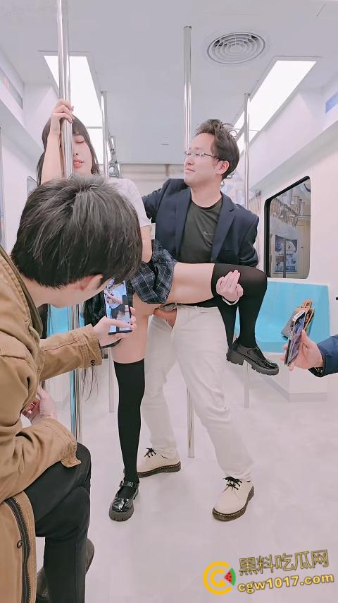 极品福利姬【慕慕Momo】，jk制服白虎嫩穴，在电车被捆绑SM调教，扯着扶手被抱起来肏，高潮爽到瘫痪倒地 ！-4