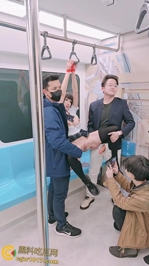 极品福利姬【慕慕Momo】，jk制服白虎嫩穴，在电车被捆绑SM调教，扯着扶手被抱起来肏，高潮爽到瘫痪倒地 ！-5