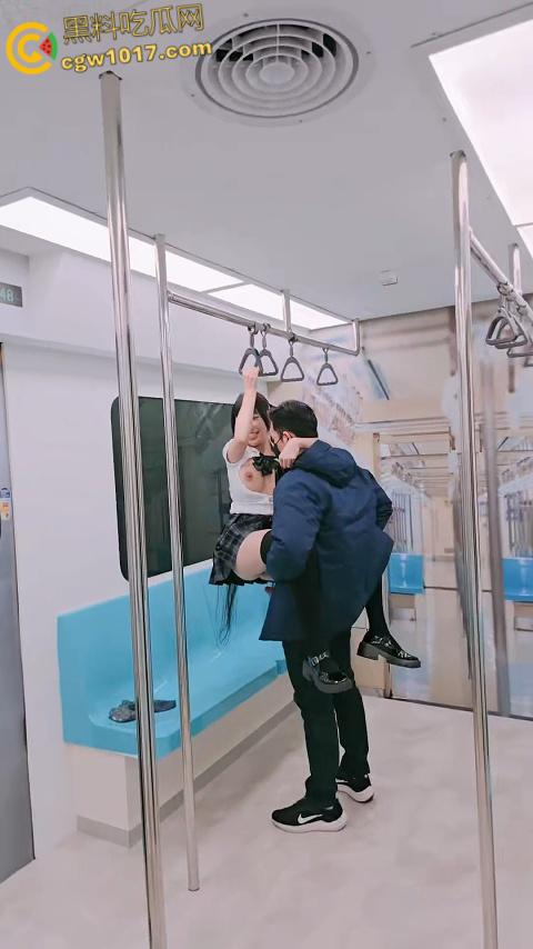 极品福利姬【慕慕Momo】，jk制服白虎嫩穴，在电车被捆绑SM调教，扯着扶手被抱起来肏，高潮爽到瘫痪倒地 ！-6