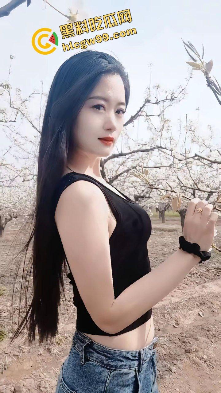 海南美容美发店老板娘【谢丽娟】晚上要关店了邀请大哥店内打炮，淫荡站立后入白皙美臀玉腿！惨遭曝光独家流出！-1