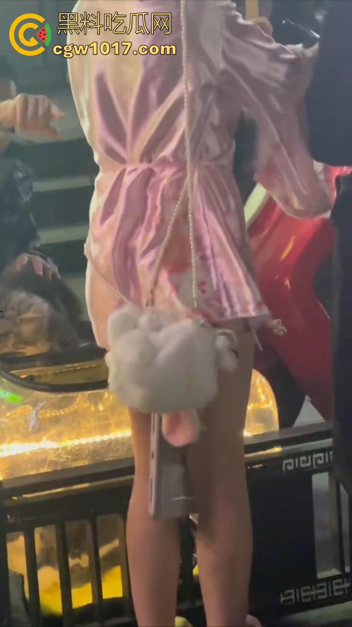 街头偶遇骚逼母狗执行主人的户外任务!齐逼短裙配透明小尾巴内裤,街头大胆露出,小骚逼玩刺激的是吧!-4