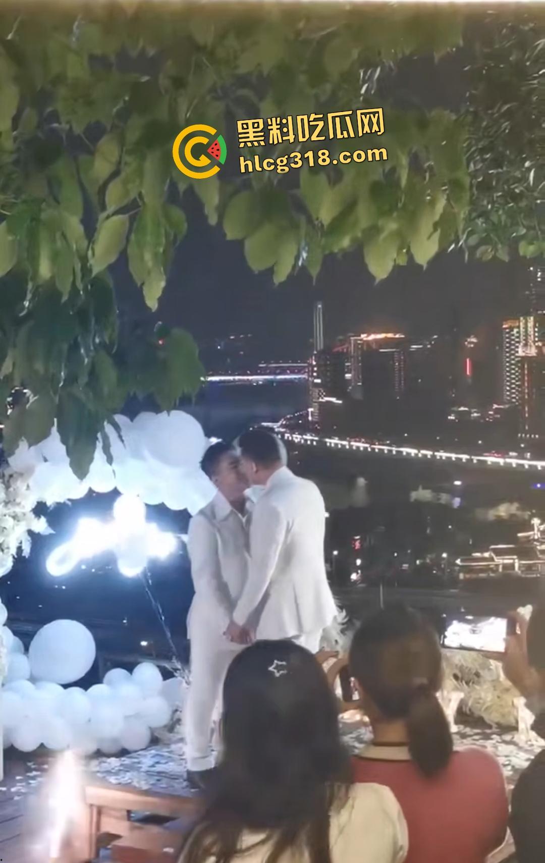 成都gay情侣白西装婚礼炸裂！亲朋好友围观拥抱亲嘴，包容度爆表还是直奔床榻吃鸡？-1
