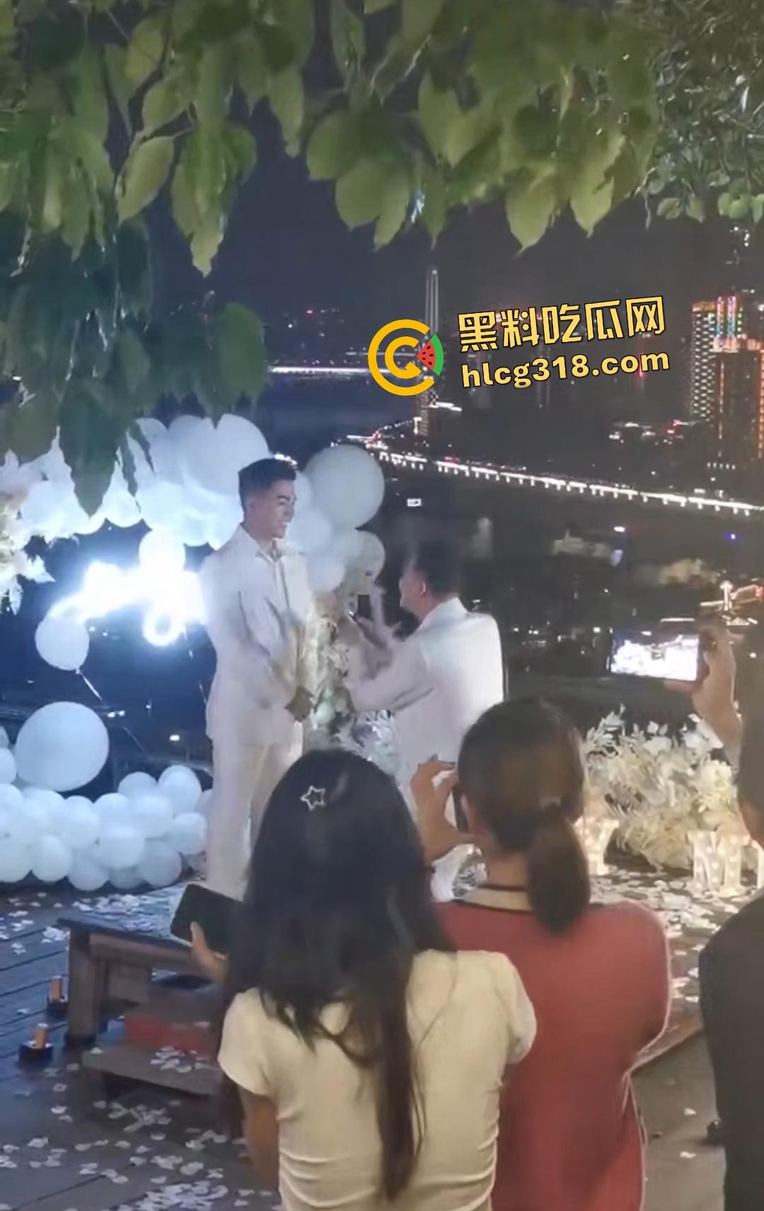 成都gay情侣白西装婚礼炸裂！亲朋好友围观拥抱亲嘴，包容度爆表还是直奔床榻吃鸡？-6