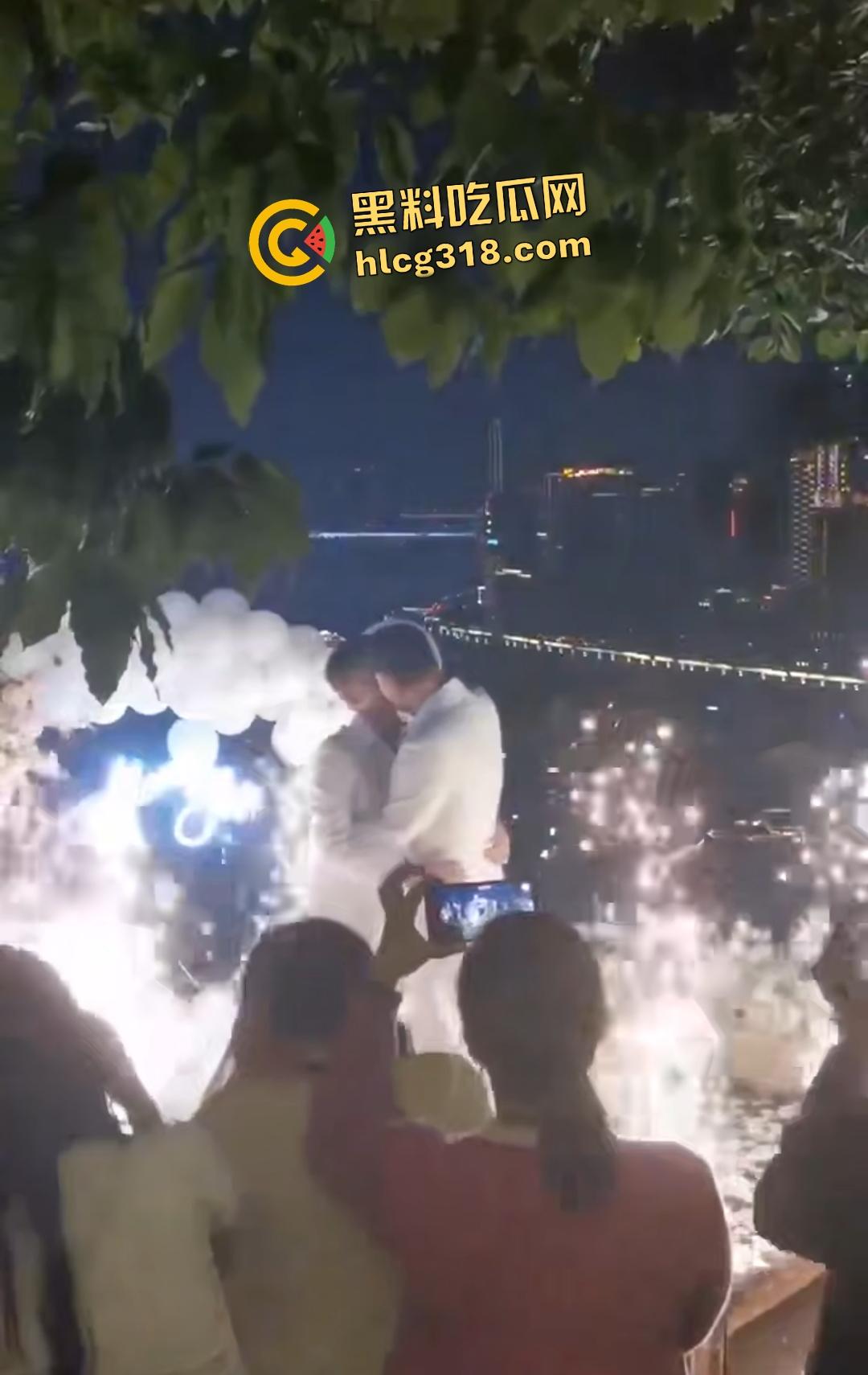 成都gay情侣白西装婚礼炸裂！亲朋好友围观拥抱亲嘴，包容度爆表还是直奔床榻吃鸡？-8