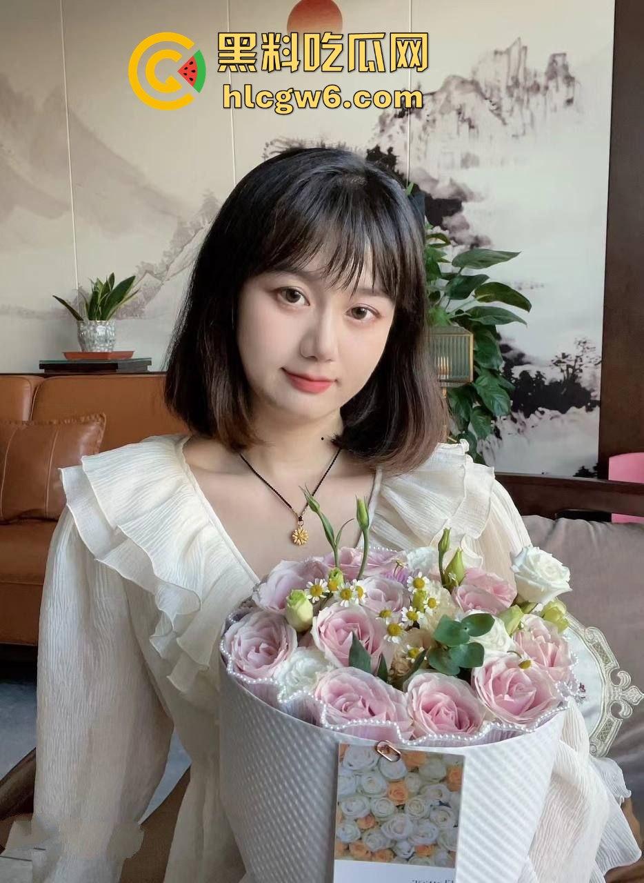 精致少妇【刘诗琪】生活照与床照双重曝光，浓妆美艳下的骗局，脱衣后原形毕露却骚得让人上头！-6