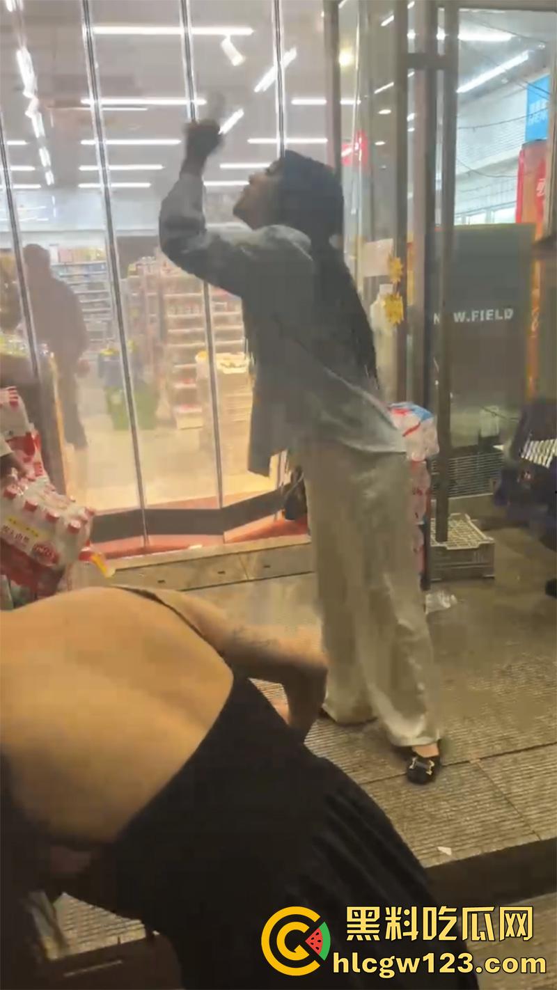 吉林长春精神小妹打架现场，一群社会青年围殴闺蜜，纹身小伙一旁录像加油，年纪轻轻不学好啊！-8