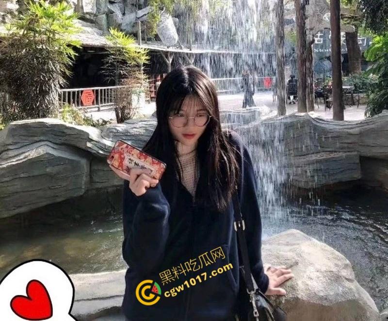 山东济南小学老师【张美玲】约炮视频泄漏： 露脸口交深喉，多姿势激情交合，清纯老师床上无比淫荡！-1