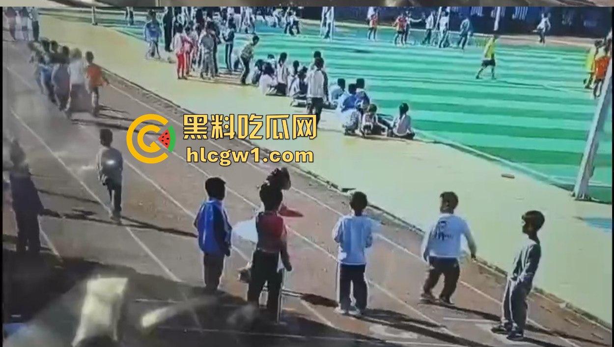河北承德小学惊现暴力小萝莉！操场上猛踢同班男孩，下脚毫不留情，果然小小年纪就带劲！-2