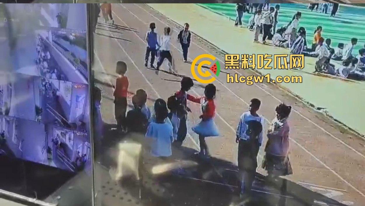 河北承德小学惊现暴力小萝莉！操场上猛踢同班男孩，下脚毫不留情，果然小小年纪就带劲！-3