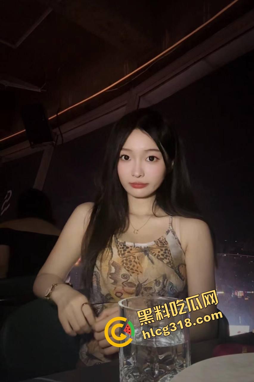 湖北大学健美比赛整成比基尼秀？体育场一水小嫩模，肌肉没影就剩奶子和大白腿，大学生伙食太好了！-8