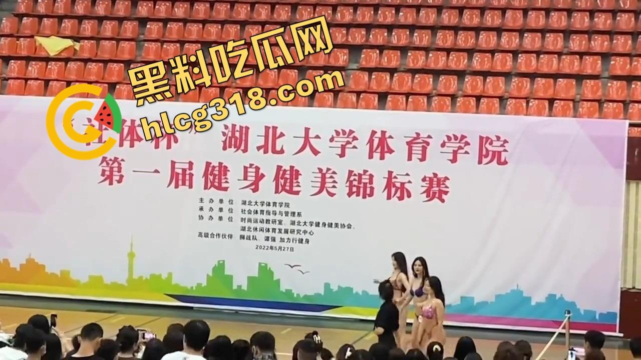 湖北大学健美比赛整成比基尼秀？体育场一水小嫩模，肌肉没影就剩奶子和大白腿，大学生伙食太好了！-19