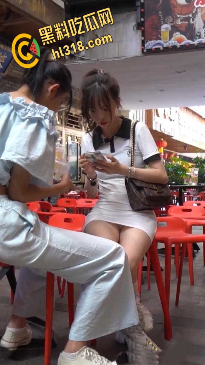 抄底大神街头偷拍,短裙白袜妹妹,雪白美腿白色内裤一看就很单纯,小门户饱满鼓鼓的太诱人了!-3