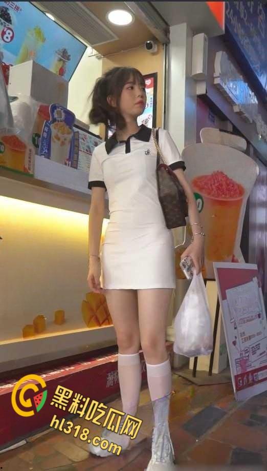 抄底大神街头偷拍,短裙白袜妹妹,雪白美腿白色内裤一看就很单纯,小门户饱满鼓鼓的太诱人了!-5