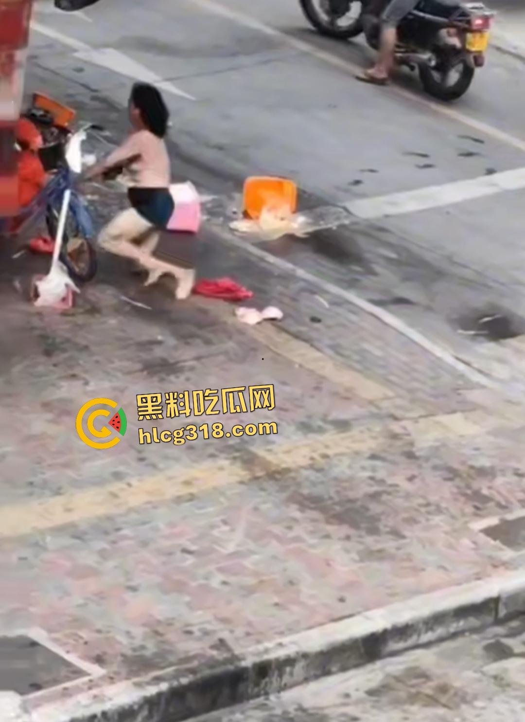 熟女被光头佬老板小鲜肉抛弃街头裸奔,精神崩溃露逼狂奔还给秃头打广告!-1