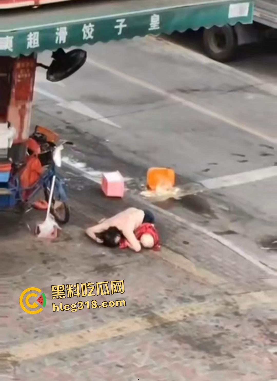 熟女被光头佬老板小鲜肉抛弃街头裸奔,精神崩溃露逼狂奔还给秃头打广告!-3