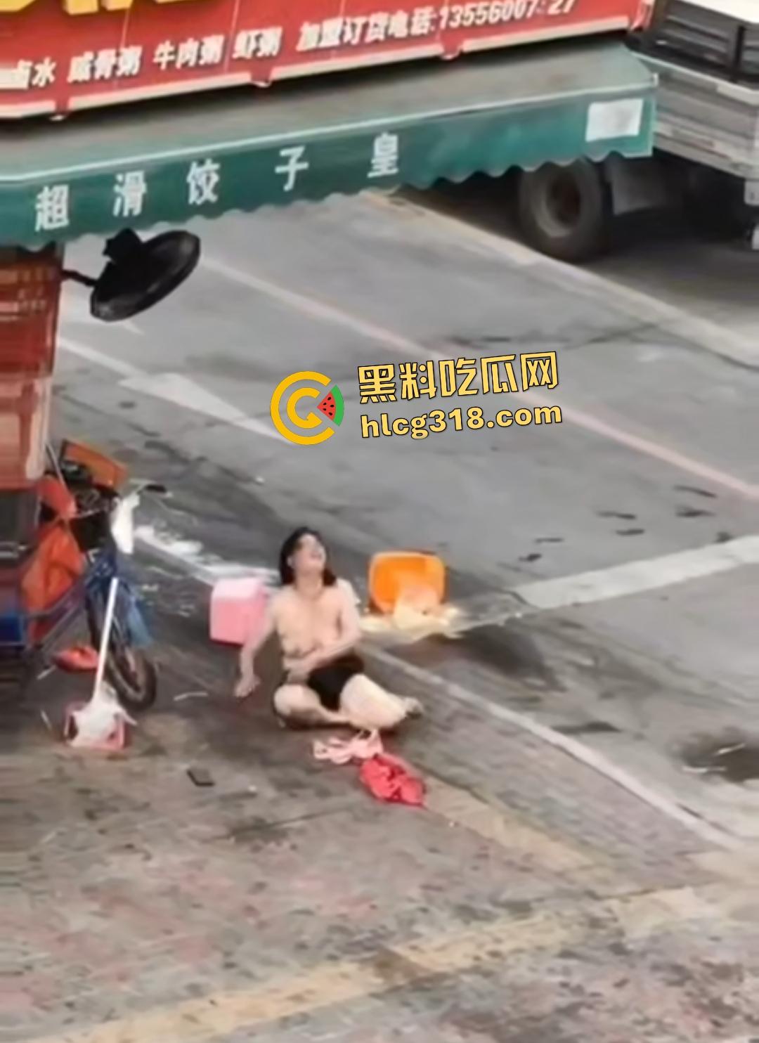 熟女被光头佬老板小鲜肉抛弃街头裸奔,精神崩溃露逼狂奔还给秃头打广告!-4