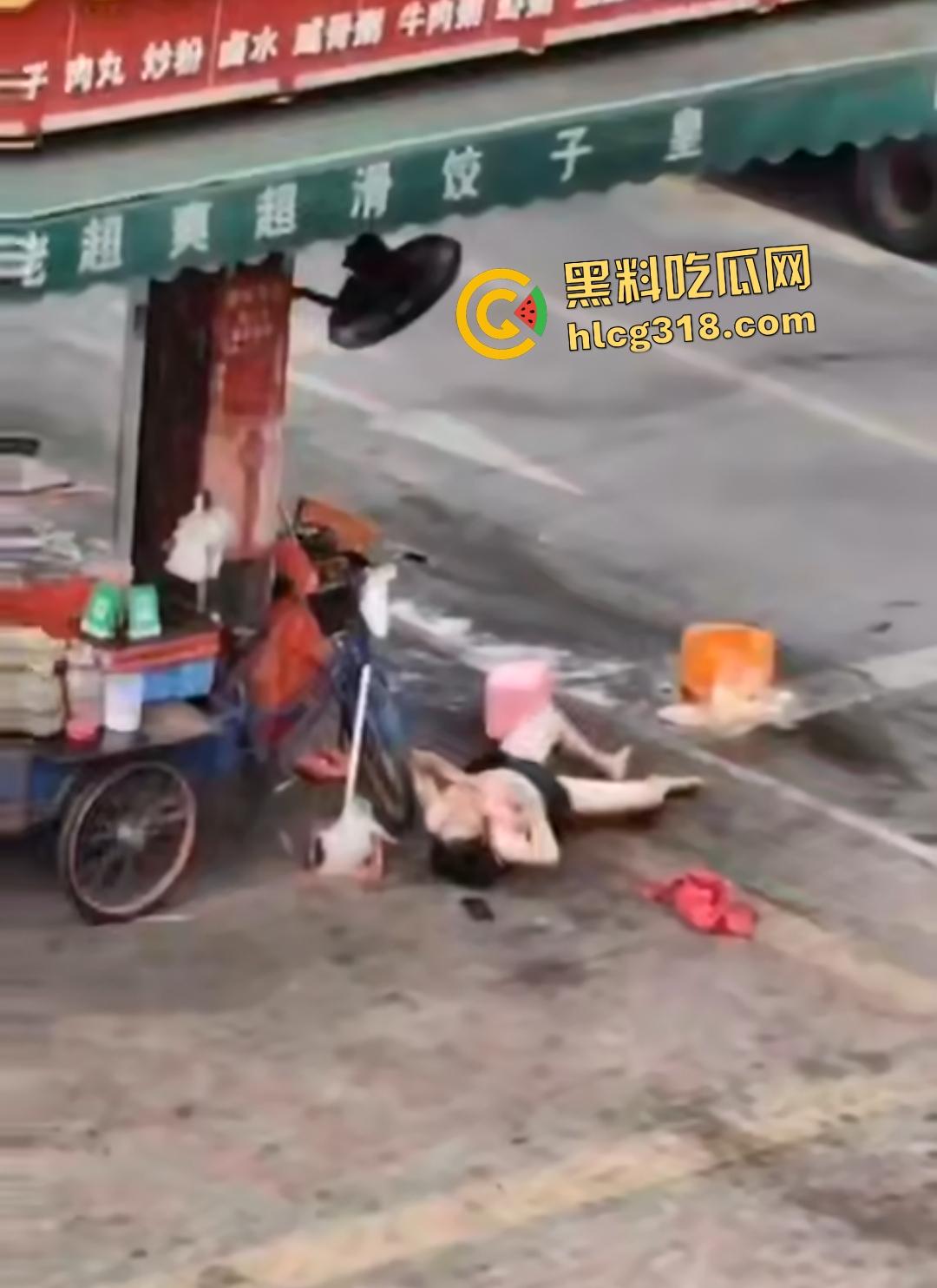 熟女被光头佬老板小鲜肉抛弃街头裸奔,精神崩溃露逼狂奔还给秃头打广告!-5