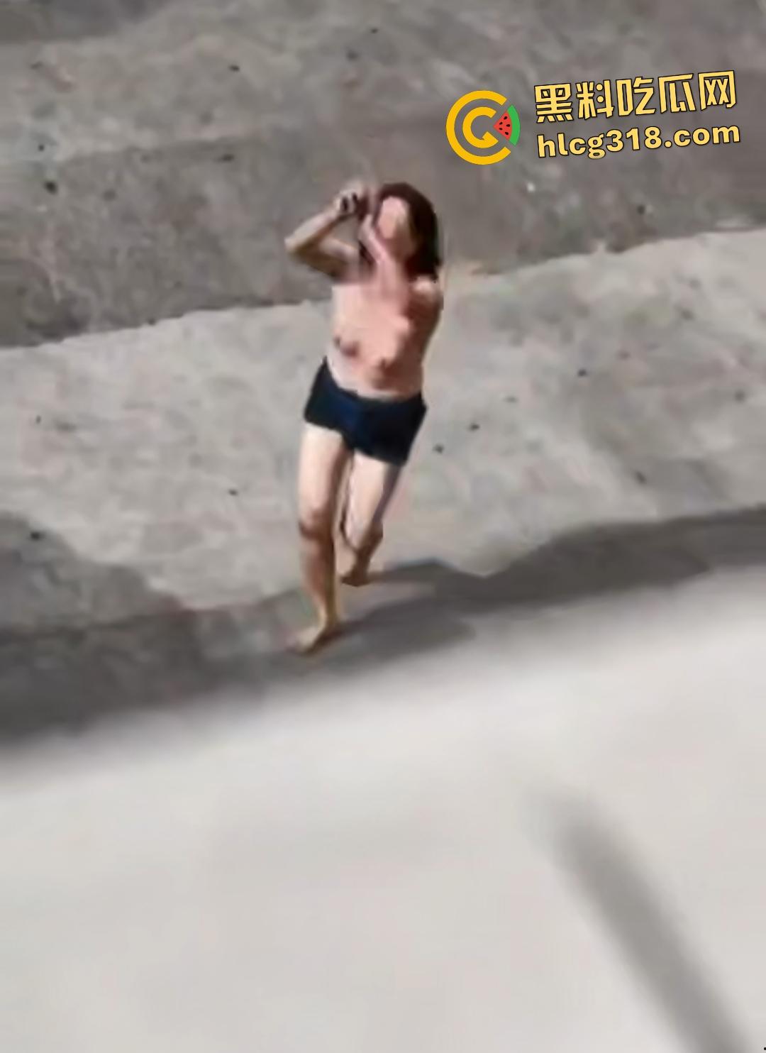 熟女被光头佬老板小鲜肉抛弃街头裸奔,精神崩溃露逼狂奔还给秃头打广告!-6