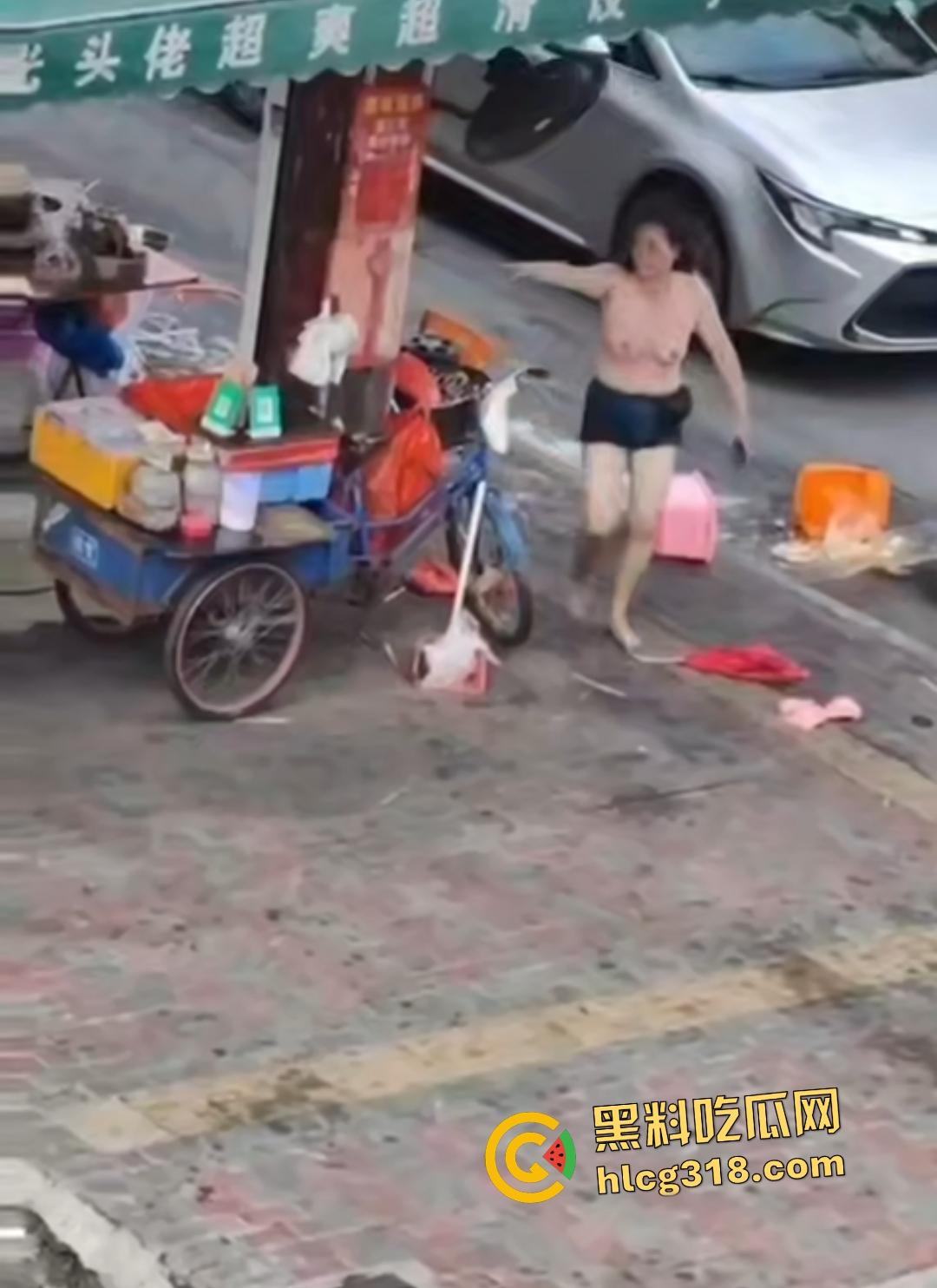 熟女被光头佬老板小鲜肉抛弃街头裸奔,精神崩溃露逼狂奔还给秃头打广告!-7