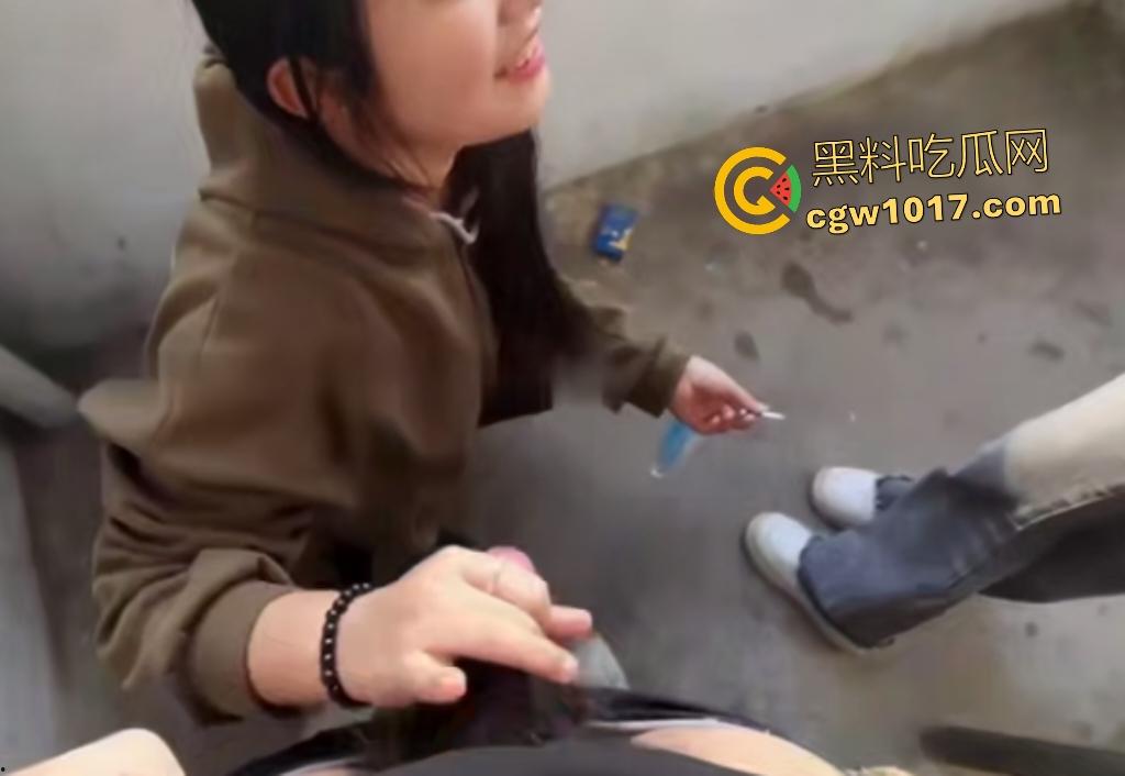 陕西两精神小妹游戏输后楼梯间轮流口交，边吸烟边舔鸡巴法力无边，小伙子你要是累了我来帮你扛！-6