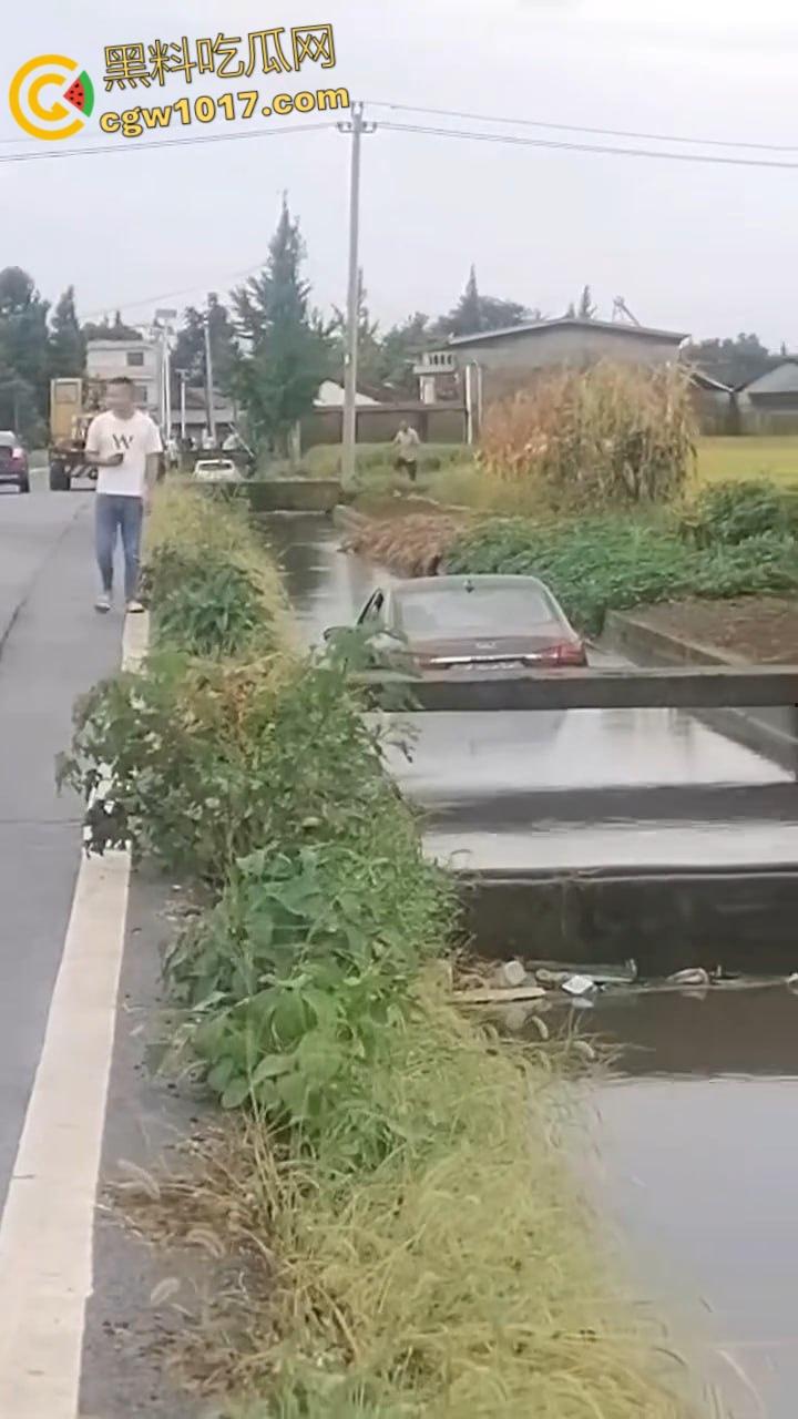四川德阳花景村乡道，两辆小轿车双双栽进沟里，真是有卧龙的地方就有凤雏，这事情够笑一阵子了！-4