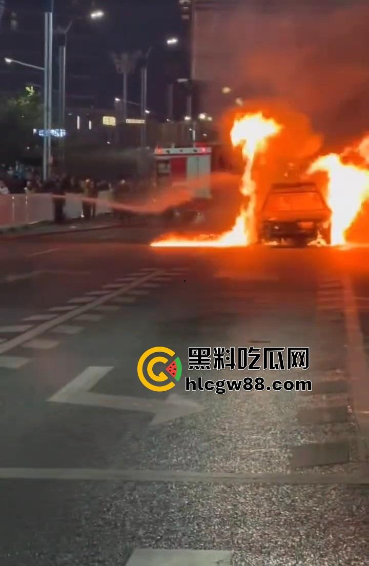 广州南村万博警车大火狂烧成火球，现场围满吃瓜群众狂拍视频，这火势真是牛逼大了！-6