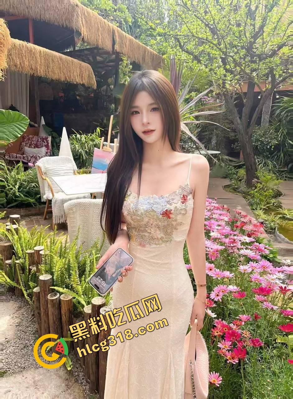 加拿大留学生白皮母狗『艾米丽』跪地含鸡巴像吃饭,嘴里不许发一声,喷脸都得舔干净!-1