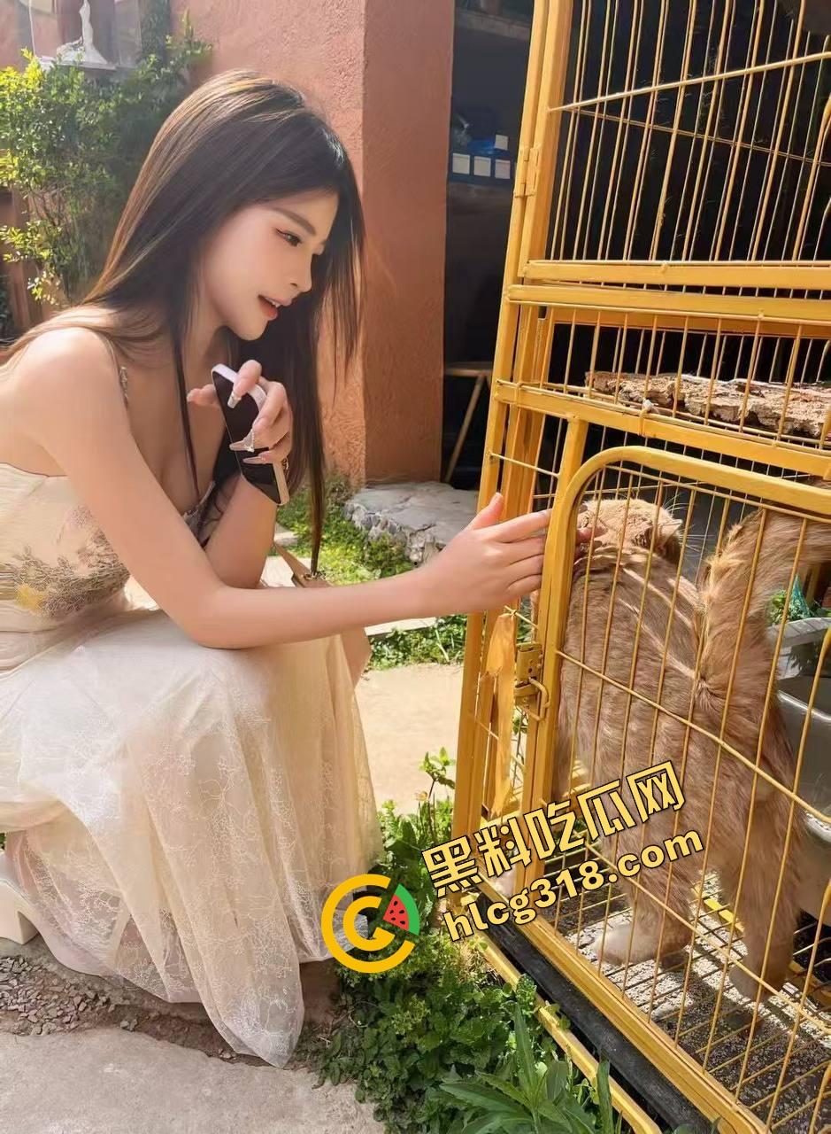 加拿大留学生白皮母狗『艾米丽』跪地含鸡巴像吃饭,嘴里不许发一声,喷脸都得舔干净!-2