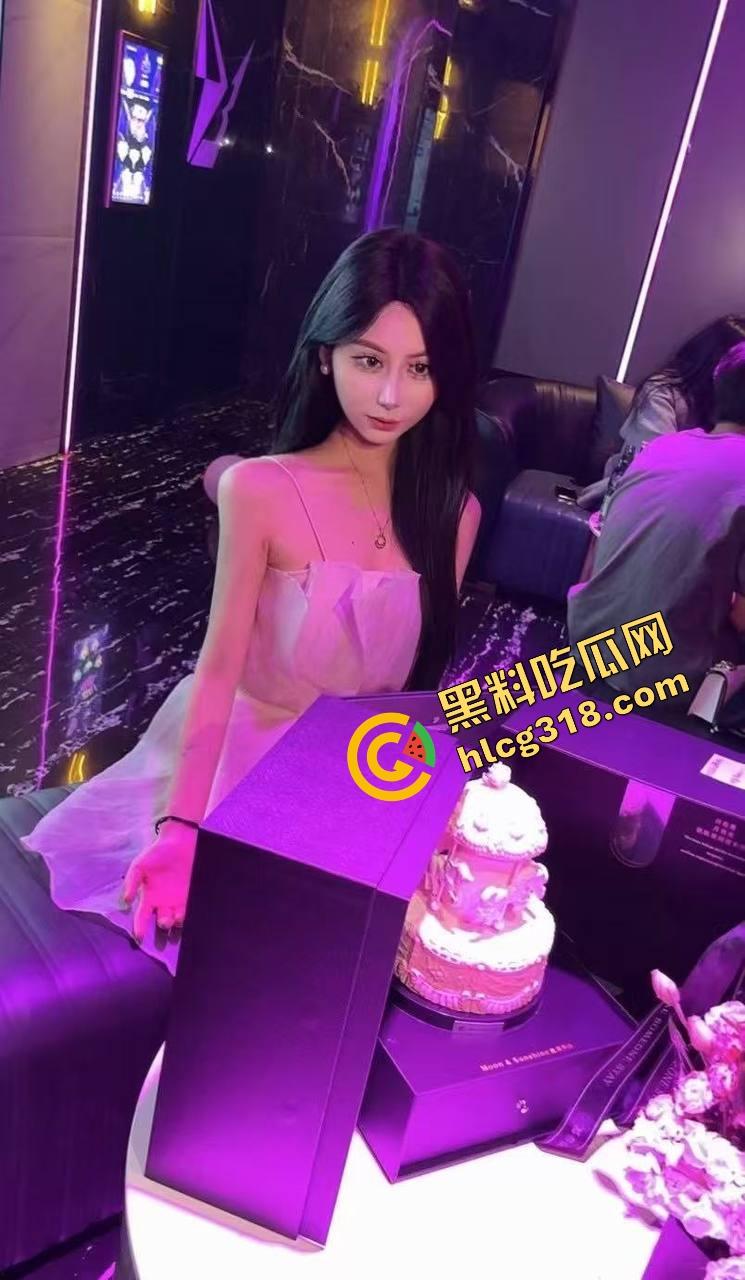 加拿大留学生白皮母狗『艾米丽』跪地含鸡巴像吃饭,嘴里不许发一声,喷脸都得舔干净!-7