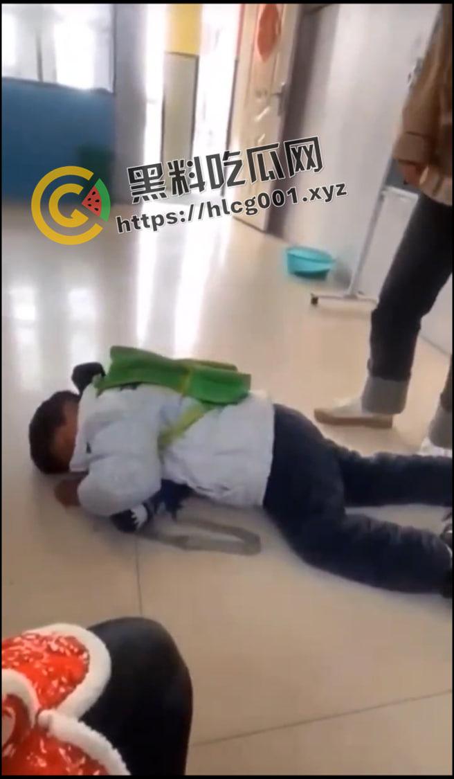 河南商丘镇里固幼儿园 留守儿童遭虐打 磕头求老师不要打 多名老师在旁发笑 这是幼儿园还是集中营-2
