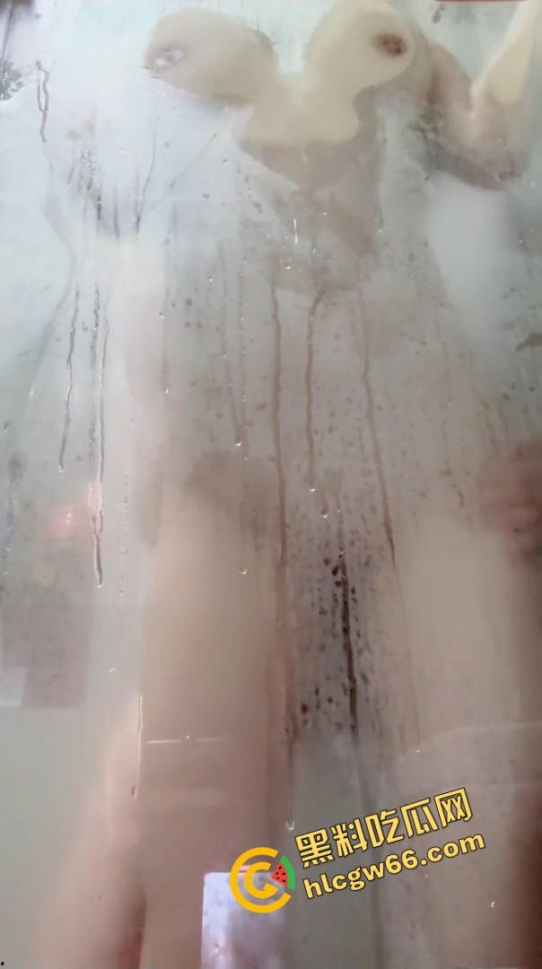 海角大神乱伦浴室偷袭亲妹,洗脸台马桶浴缸轮番后入狂捅嫩穴,操得妹妹腿软爽到翻眼!-8