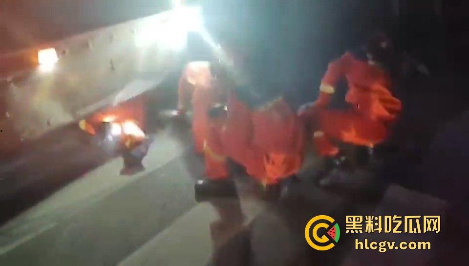 温都凌晨惨烈车祸！摩托车被撞飞，一人卡在水泥搅拌车底，生死救援紧急展开！-9