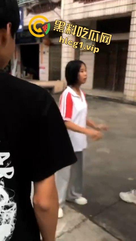 女孩遭几名傻逼残忍欺负,却不敢向家长和老师求助,霸凌者还将视频发到QQ空间炫耀!-1