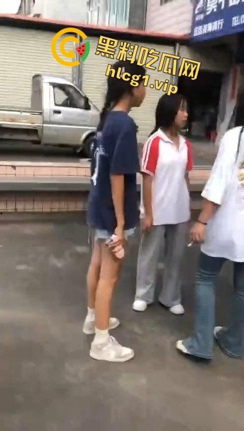女孩遭几名傻逼残忍欺负,却不敢向家长和老师求助,霸凌者还将视频发到QQ空间炫耀!-4