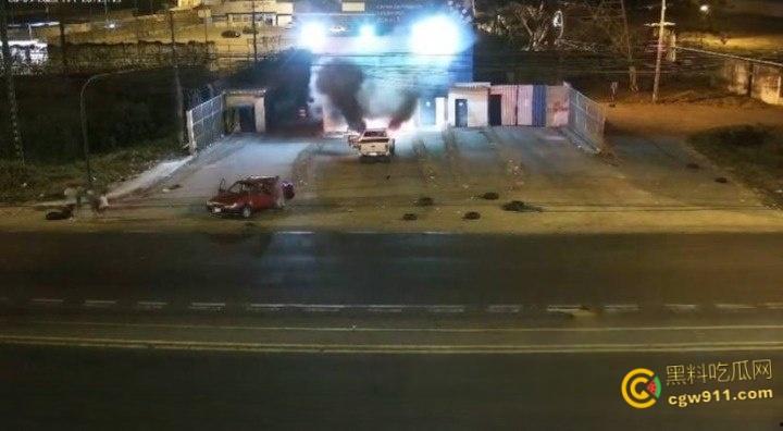 厄瓜多尔瓜亚基尔监狱，外主干道汽车炸弹袭击，逃窜男子撞墙引爆火球冲天，围墙摧毁碎片四溅 !-3