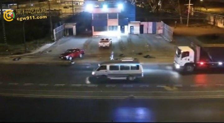 厄瓜多尔瓜亚基尔监狱，外主干道汽车炸弹袭击，逃窜男子撞墙引爆火球冲天，围墙摧毁碎片四溅 !-4