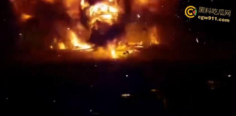 厄瓜多尔瓜亚基尔监狱，外主干道汽车炸弹袭击，逃窜男子撞墙引爆火球冲天，围墙摧毁碎片四溅 !-6