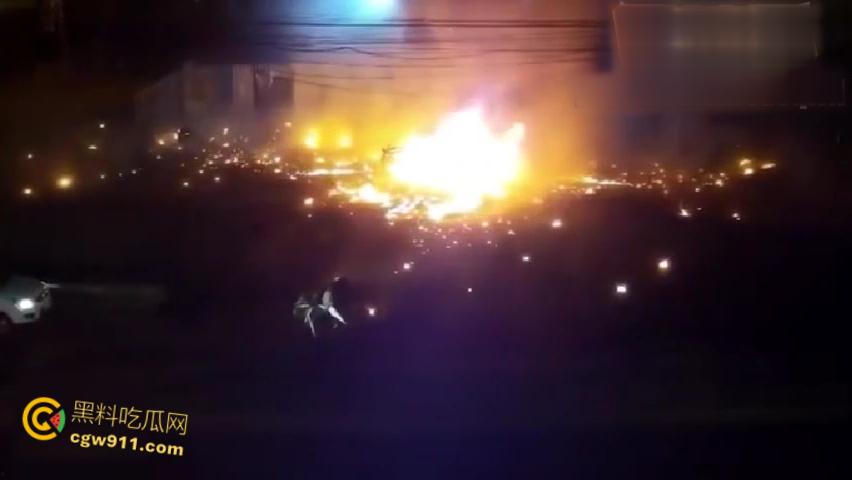 厄瓜多尔瓜亚基尔监狱，外主干道汽车炸弹袭击，逃窜男子撞墙引爆火球冲天，围墙摧毁碎片四溅 !-7